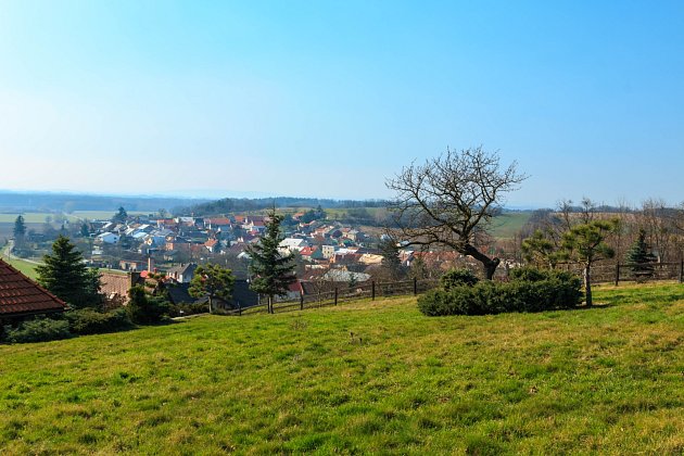 Obec Krčmaň v Olomouckém kraji, necelých 11 kilometrů jihovýchodně od Olomouce. Před 75 lety z ní vzešla aféra, která zahýbala celou republikou