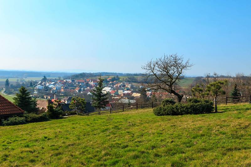 Obec Krčmaň v Olomouckém kraji, necelých 11 kilometrů jihovýchodně od Olomouce. Před 75 lety z ní vzešla aféra, která zahýbala celou republikou