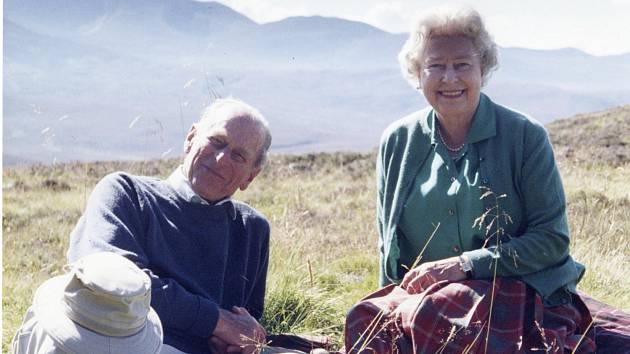 Královna Alžběta II. sdílela svou oblíbenou fotografii se zesnulým manželem