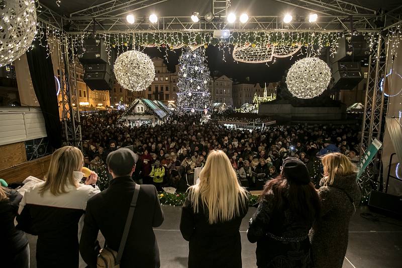 Po celém Česku se díky Deníku zpívaly 13. prosince koledy. Nejinak na pražském Staroměstském náměstí.