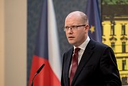 Premiér Bohuslav Sobotka oznámil 2. května v Praze rozhodnutí podat demisi své vlády.