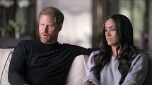 Harry a Meghan v novém šestidílném dokumentu na Netflixu kritizují královskou rodinu.