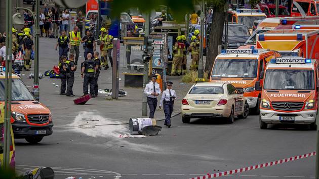 Záchranáři a policisté na místě incidentu v centru Berlína, při kterém automobil najel do davu lidí, 8. června 2022