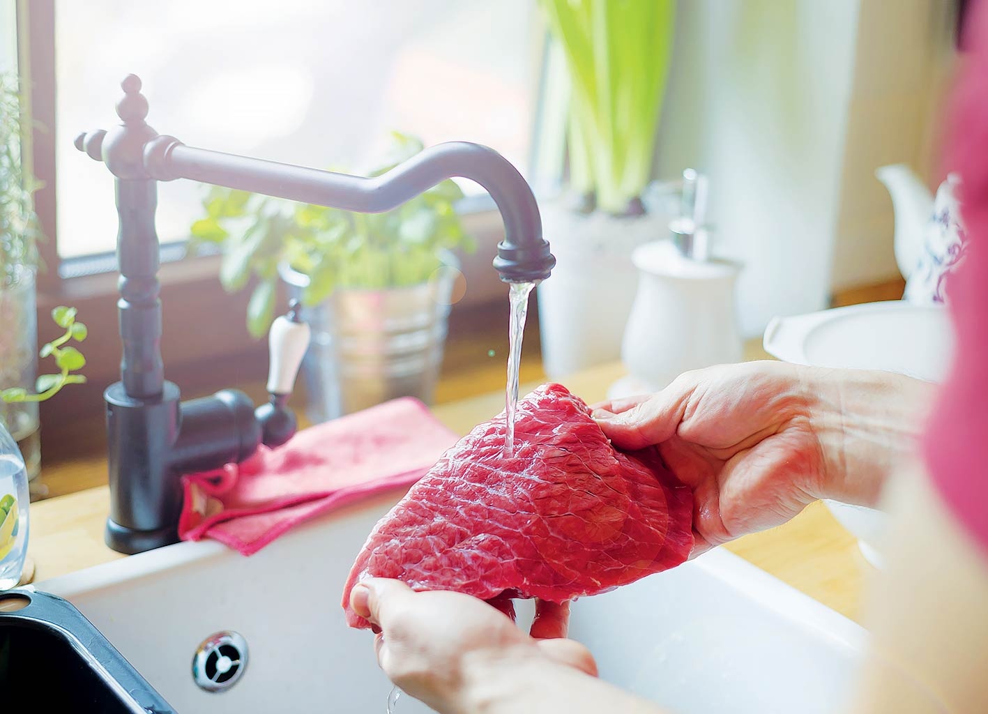 Musí se maso před vařením mýt? Není to nejlepší nápad - Znojemský deník