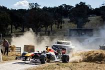 Daniel Ricciardo s vozem Red Bull RB7 F1 jezdí v terénu a překonává výzvy, které jsou pro Austrálii typické.