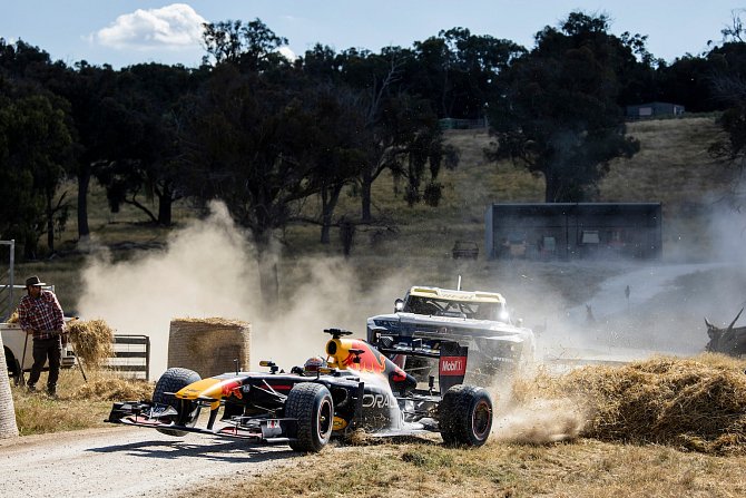 Daniel Ricciardo s vozem Red Bull RB7 F1 jezdí v terénu a překonává výzvy, které jsou pro Austrálii typické.