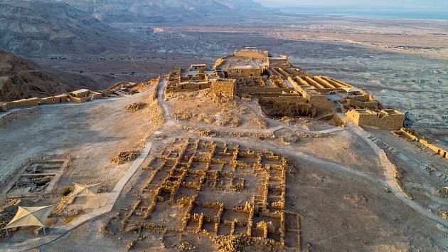 Masada stojí na okraji Judské pouště, přibližně tři kilometry od Mrtvého moře.