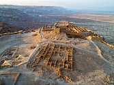 Masada stojí na okraji Judské pouště, přibližně tři kilometry od Mrtvého moře.