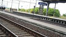 Ve Vraňanech na Mělnicku dnes usmrtil vlak 1,5letou holčičku. Dítě se ve stanici dostalo do kolejiště, kde ho přejel rychlík mířící z Berlína do Prahy. Provoz na obou kolejích na trati Kralupy – Roudnice musel být dočasně přerušen