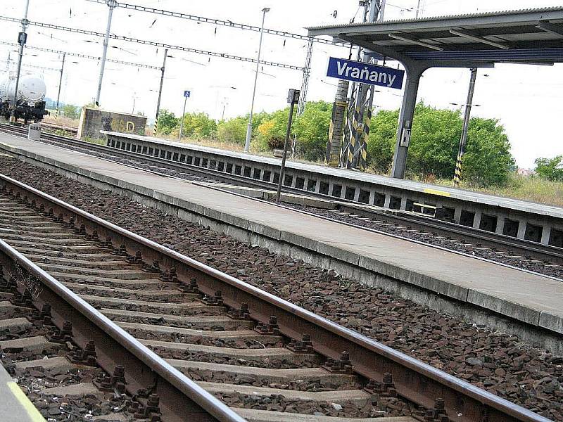 Ve Vraňanech na Mělnicku dnes usmrtil vlak 1,5letou holčičku. Dítě se ve stanici dostalo do kolejiště, kde ho přejel rychlík mířící z Berlína do Prahy. Provoz na obou kolejích na trati Kralupy – Roudnice musel být dočasně přerušen