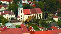Kostel Nanebevzetí Panny Marie se nachází přímo v centru Vranova nad Dyjí a podobně jako u většiny významnější staveb této lokality, i zde se původně jednalo o románskou stavbu.