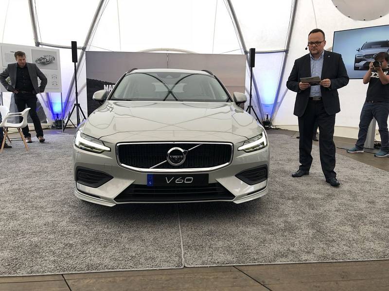 Volvo V60.