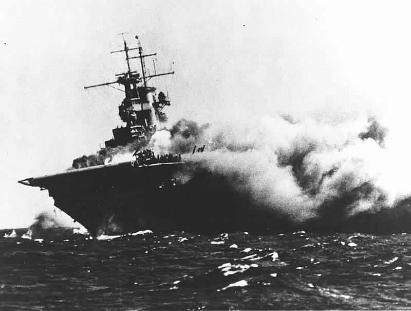 Americká letadlová loď Wasp hoří po zásahu japonskými ponorkovými torpédy, 15. září 1942