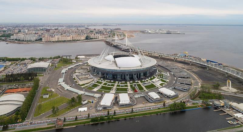 Krestovsky stadion (Petrohrad, 66 881 diváků). Stavba tohoto svatostánku se rovněž dlouho protahovala - skončila až v roce 2017. Stadion vyrostl na místě bývalého Kirovského stadionu, který měl kapacitu pro 110 000 diváků a patřil k největším v Evropě.