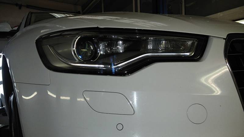 Vůz je vybaven BI xenony a měnit by se při defektu měly obě žárovky. To přijde na 4000 Kč. Po faceliftu v roce 2014 xenony nahradil Matrix LED.