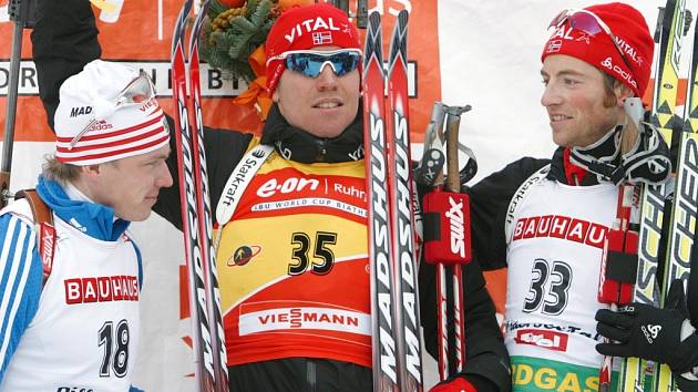 Biatlonista Emil Hegle Svendsen z Norska (uprostřed) vyhrál v rakouském Hochfilzenu sprint na 10 km.