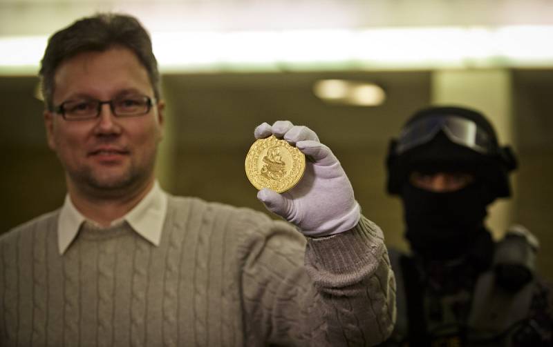 Pod dohledem policistů z URNA byly do Národního muzea 27. listopadu převezeny unikáty pro výstavu Peníze. Jedná se o největší briliant v českých veřejných sbírkách a dosud nikdy nevystavený zlatý stodukát Ferdinanda III. 