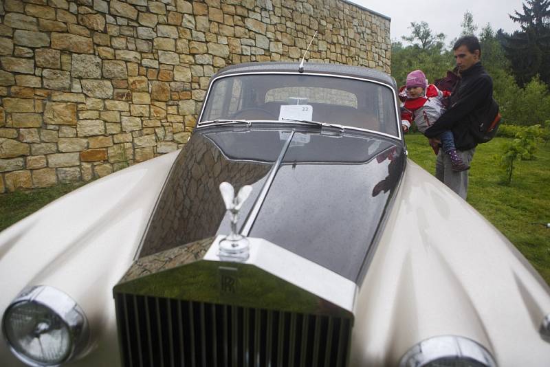Desítky milovníků aut značek Rolls-Royce a Bentley se sešli 17. května v pražské Dubči na prvním setkání příznivců těchto luxusních aut v Česku.