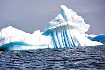 V Antarktidě tají miliardy tun ledu a ledovce následně putují v moři kolem jižní polokoule.