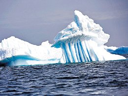V Antarktidě tají miliardy tun ledu a ledovce následně putují v moři kolem jižní polokoule.