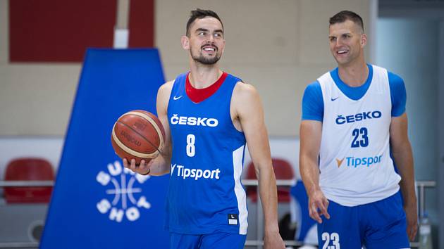 Tomáš Satoranský a Lukáš Palyza na tréninku basketbalové reprezentace.