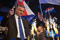 Opoziční vůdce Tomislav Karamarko oslavuje volební vítězství v Záhřebu.
