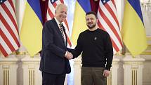 Ukrajinský prezident Volodymyr Zelenskyj (vpravo) a jeho americký protějšek Joe Biden během schůzky v Kyjevě, 20. února 2023.