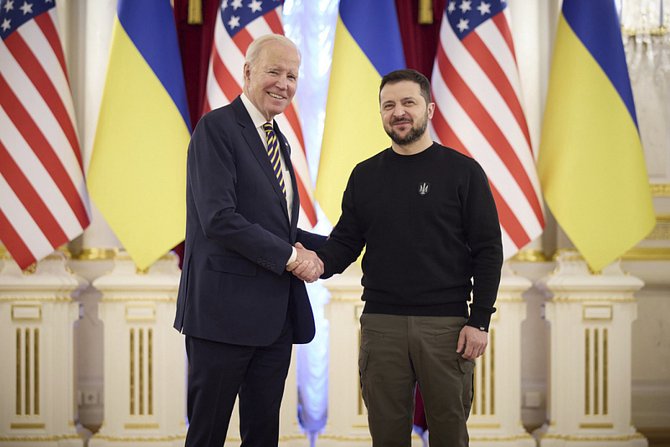 Ukrajinský prezident Volodymyr Zelenskyj (vpravo) a jeho americký protějšek Joe Biden během schůzky v Kyjevě, 20. února 2023. Ilustrační snímek