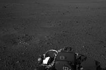 Vozítko Curiosity poslalo další fotky z Marsu