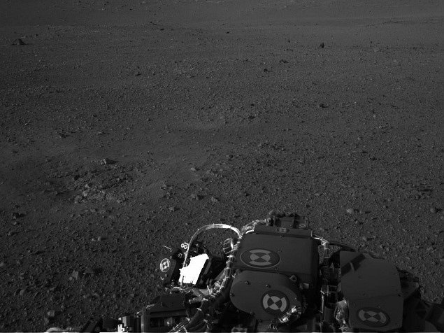 Vozítko Curiosity poslalo další fotky z Marsu