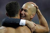 Trenér Realu Madrid Zidédine Zidane (vpravo) objímá svého hrdinu Cristiana Ronalda.