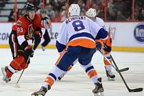 Mika Zibanejad z Ottawy (vlevo) a Griffin Reinhart z NY Islanders.