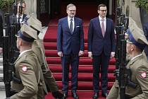 Polský premiér Mateusz Morawiecki (vpravo uprostřed) zdraví svého českého kolegu Petra Fialu (vlevo uprostřed) ve Varšavě v pátek 29. dubna 2022 na jednání o podpoře Ukrajiny