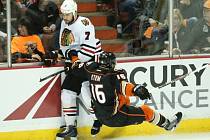 Brent Seabrook z Chicaga (vlevo) a Emerson Etem z Anaheimu.