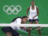 Serena Williamsová (vlevo) se svou sestrou Venus nestačily na olympijských hrách na český pár Lucie Šafářová, Barbora Strýcová.