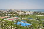 Hotel Hilton Salwa Beach Resort & Villas na první pohled vypadá jako malé město. Hostům nabízí i soustavu hřišť, nechybí ani fotbalové.