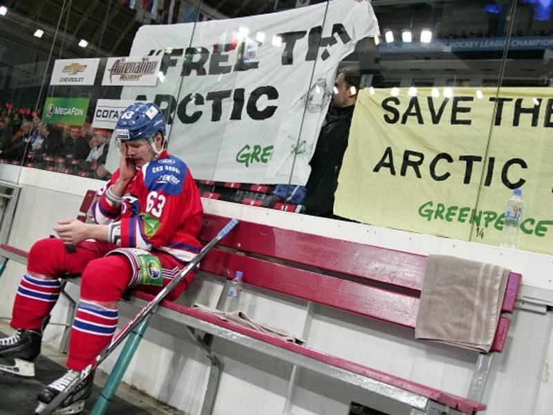 Aktivisté Greenpeace při zápase Kontinentální hokejové ligy mezi celky Lev Praha a Avamgard Omsk vyzvali ruskou společnost Gazprom k ukončení příprav na těžbu ropy v Arktidě. Na trestné lavici sedí Ondřej Němec (Lev).