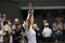 Rumunská tenistka Simona Halepová se raduje z vítězství ve čtvrtfinále Wimbledonu 6. července 2022.