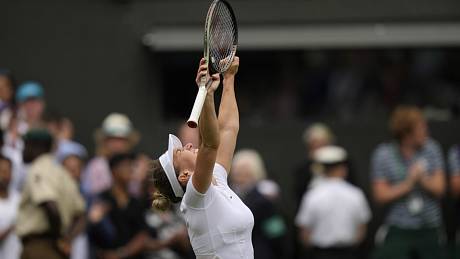 Rumunská tenistka Simona Halepová se raduje z vítězství ve čtvrtfinále Wimbledonu 6. července 2022.