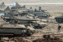 Izraelští vojáci se připravují k invazi do Pásma Gazy