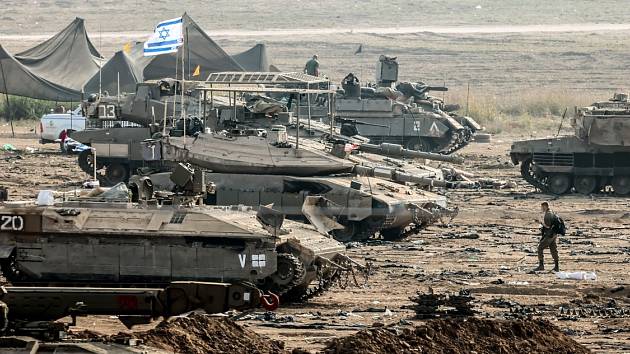 Izraelští vojáci se připravují k invazi do Pásma Gazy