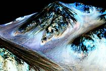 Vědci mají důkazy, že se na Marsu vyskytuje v určité podobě tekoucí voda, přinejmenším po dobu léta. To znamená, že by na této planetě mohl být i život. 