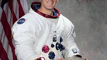 Oficiální portrét pilota lunárního modulu mise Apollo 16 Charlese M. Dukea Jr.