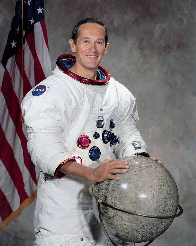 Oficiální portrét pilota lunárního modulu mise Apollo 16 Charlese M. Dukea Jr.