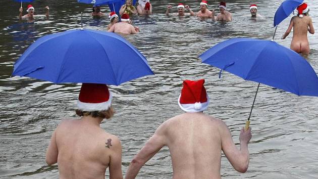 Členové plaveckého sdružení Berlínští tuleni při své tradiční vánoční akci.   