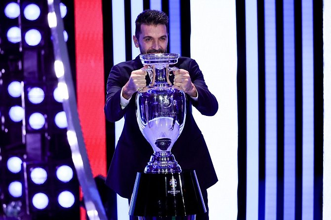 Italská legenda Gianluigi Buffon s trofejí pro evropské šampiony.