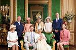 Oficiální fotografie britské královské rodiny z roku 2019 z křtin prince Archieho se svými rodiči princem Harrym a vévodkyní ze Sussexu Meghan. Vlevo je Camilla, vévodkyně z Cornwallu, za ní stojí princ Charles a další členové rodiny