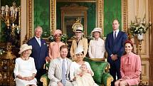 Oficiální fotografie britské královské rodiny z roku 2019 z křtin prince Archieho se svými rodiči princem Harrym a vévodkyní ze Sussexu Meghan. Vlevo je Camilla, vévodkyně z Cornwallu, za ní stojí princ Charles a další členové rodiny