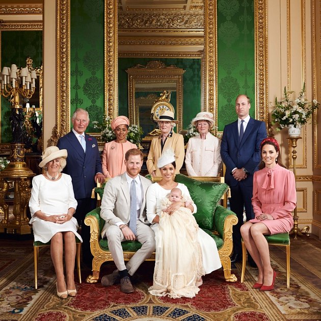 Oficiální fotografie britské královské rodiny z roku 2019 z křtin prince Archieho se svými rodiči princem Harrym a vévodkyní ze Sussexu Meghan. Vlevo je Camilla, vévodkyně z Cornwallu, za ní stojí princ Charles a další členové rodiny.