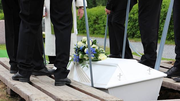 Obřad s uložením do hrobu je v Česku nejdražší. Samotné vykopání hrobu vyjde na šest až 12 tisíc korun.